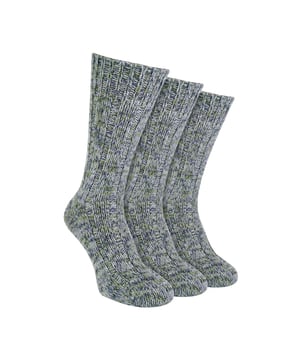 Calcetines de bota acolchados para hombres, paquete de 3: Las actividades al aire libre pueden ser difíciles si no cuentas con el calzado adecuado, por lo que es importante elegir los zapatos y calcetines correctos cuando te dispongas a realizar tu próxima caminata, excursión o paseo. Podemos ayudarte en el departamento de calcetines con estos calcetines de bota 100% lana. Estos calcetines de lana están diseñados para proporcionar el máximo confort y soporte para la persona activa en movimiento. Las costillas contorneadas están colocadas estratégicamente para ajustarse a las curvas naturales de tus pies, asegurando un ajuste ceñido que minimiza el acolchonamiento y la fricción. Los calcetines cuentan con suelas acolchadas que absorben el impacto y ofrecen un extra de comodidad para usar durante todo el día. El ajuste mejorado y el soporte para el arco aseguran que los calcetines se mantengan en su lugar y brinden estabilidad a tus pies, sin importar la actividad al aire libre en la que participes. La lana proporciona más aislamiento que el algodón u otros materiales, lo que significa que estos calcetines te darán calor y confort adicional cuando estés afuera caminando por las colinas. Estos calcetines vienen en 3 pares por paquete, dándote suficiente para tus paseos y haciéndolos una excelente relación calidad-precio. Están hechos de 100% lana, son para hombres de talla 6-11 UK y vienen en 3 colores que incluyen: Azul marino, Gris y Verde. Son lavables a máquina de forma segura. Detalles adicionales del producto: Calcetines de bota para hombres, paquete de 3 Calidez y comodidad Hechos de 100% lana Suela acolchada Costillas de pie contorneadas Talón y puntera reforzados Talla para hombres 6-11 UK 3 colores disponibles
