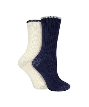 Wildfeet - Paquete de 2 calcetines de cama de cachemira para mujeres: En una suave y acogedora mezcla que incluye lujosa cachemira, lana natural y viscosa, estos calcetines de cachemira Wildfeet para mujeres son el acompañamiento ideal para tu día, ya sea que estés caminando en el frío o acurrucada en casa en el sofá. La mezcla de fibras de lana y viscosa (de bambú) hace que estos calcetines sean más prácticos y duraderos que la cachemira sola, pero mantiene su transpirabilidad, capacidades de aislamiento y manejo de la humedad. También cuentan con una pierna acanalada para mayor comodidad, vienen en un paquete doble, tienen un grosor de calibre medio y son de longitud crew, lo que los convierte en una excelente opción para todos tus zapatos y botas de ocio, aportando un poco de lujo y comodidad extra a cada uno de tus atuendos. Estos dos pares de calcetines de cachemira Wildfeet vienen atractivo envueltos con un lazo de cinta de satén, lo que los hace ideales para regalar a amigos o familiares. Hay 14 colores para elegir. Vienen en una talla única para mujeres 4-8 UK, están confeccionados con 37% lana, 27% viscosa, 24% poliamida, 11% cachemira, 1% elastano y son lavables a máquina. Detalles adicionales del producto: Calcetines de cama Wildfeet para mujeres Mezcla de fibras de lana y cachemira 14 excelentes opciones de color Hechos para relajar Piernas acanaladas 2 pares por paquete Una gran idea de regalo El regalo ideal para Navidad Suaves y transpirables Talla única: 4-8 UK Lavables a máquina.
