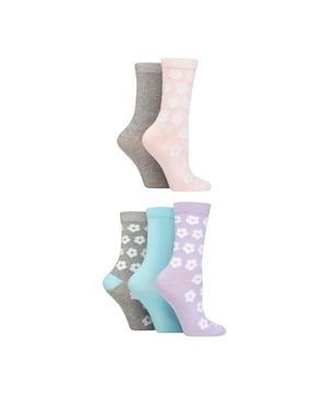 Wildfeet - Paquete de 5 Calcetines de Dama con Patrón Jacquard: Rellena los vacíos en tu cajón de calcetines con el color brillante y la diversión de estos Calcetines de Bambú con Patrón Wildfeet. Cada paquete incluye cinco pares de estos suaves y finos calcetines de dama ricos en bambú, en una mezcla de colores y patrones juguetones para uso casual. Ideales para todos, y especialmente para quienes tienen piel delicada o sensible, estos calcetines de bambú son sedosos al tacto, súper suaves y gentiles. Perfectos para el uso diario, manteniendo los pies suaves y cómodos. Wild Feet es una línea de calcetines con diseños geniales, colores audaces y frases peculiares - ¡desde perros buldog y pingüinos, hasta leones y llamas! Elige entre una variedad de estilos para hombres y mujeres, desde calcetines formales hasta deportivos. ¡Incluso hay algunos estilos deportivos disponibles! Estos calcetines están disponibles en 5 patrones: Leopardo, Flores, Manchas, Arcoíris o Puntos. Vienen en una sola talla: Dama 4-8 UK, están hechos de 70% Viscosa (de Bambú), 28% Poliéster, 2% Elastano y son lavables a máquina. Detalles adicionales del producto: Calcetines Wildfeet para Dama, estilo crew, fibras ricas en bambú, 5 pares por paquete, ideales para piel sensible, perfectos para el uso diario, 5 opciones de patrón, absorción de humedad, suaves y transpirables, una talla: 4-8 UK, lavables a máquina.
