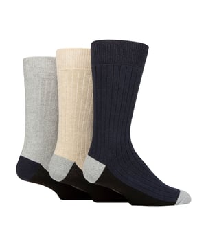 Wildfeet - Paquete de 3 pares de calcetines de bota para hombres de algodón reciclado: Perfectos para todos los amantes de las botas, y especialmente ideales si deseas reducir conscientemente tu huella ambiental, estos cómodos y acolchados calcetines de bota de algodón reciclado de Wildfeet te ofrecen tres pares de calcetines de calidad que son ideales para caminar y realizar actividades al aire libre, así como para el uso diario casual. Las piernas de punto acanalado proporcionan un ajuste ceñido que se mantiene en su lugar durante todo el día, mientras que el forro de bucle de toalla mantiene tus pies calientes y cómodos durante los meses más fríos. Los calcetines mantendrán tus pies secos y cómodos, incluso durante actividades de alta intensidad. Esta mezcla es principalmente de algodón proveniente de fuentes recicladas, lo que significa que al usarlos, estás apoyando a Wildfeet en la reducción de residuos y fomentando la sostenibilidad en la producción. Estos calcetines de bota también están hechos para durar, con refuerzos añadidos en las suelas, dedos y talones para una mayor durabilidad. Estos calcetines están disponibles en 3 estilos. Vienen en una talla: 6-11 UK para hombres, están compuestos por 45% de algodón reciclado, 41% de poliéster, 11% de polipropileno, 2% de elastano y 1% de poliamida, y son lavables a máquina. Detalles adicionales del producto: Calcetines de bota para hombres Wildfeet, fibras ricas en algodón, longitud de tripulación, hechos de materiales reciclados, cálidos y transpirables, suaves y acolchados, con talón y dedos reforzados, ideales para el aire libre, disponibles en 3 colores, una talla: 6-11 UK.