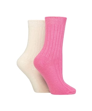 Wildfeet - Pack de 2 pares de calcetines de cama de cachemira para mujer: En una suave y acogedora mezcla que incluye lujosa cachemira, lana natural y viscosa, estos calcetines de cachemira Wildfeet para mujeres son el complemento ideal para tu día, ya sea que estés caminando por el frío o acurrucada en casa en el sofá. La mezcla de fibras de lana y viscosa (de bambú) se utiliza para hacer estos calcetines más prácticos y duraderos que la cachemira sola, pero mantiene su transpirabilidad, capacidades aislantes y de manejo de la humedad. También tienen una pierna acanalada para mayor comodidad y vienen en un paquete doble, con un grosor medio y en longitud hasta el tobillo, lo que los convierte en una excelente opción para todos tus zapatos y botas de ocio, aportando un poco de lujo y comodidad a cada uno de tus conjuntos. Estos dos pares de calcetines de cachemira Wildfeet vienen atractivamente envueltos con una cinta de satén, lo que los hace ideales para regalar a amigos o familiares. Wild Feet es una gama de calcetines con diseños geniales, colores audaces y frases ingeniosas - ¡desde bulldogs y pingüinos hasta leones y llamas! Hay 14 colores para elegir. Vienen en una talla única para mujeres 4-8 UK, están hechos de 37% lana, 27% viscosa, 24% poliamida, 11% cachemira y 1% elastano, y son lavables a máquina. Detalles adicionales del producto: Calcetines de cama Wildfeet para mujer Mezcla de fibras de lana y cachemira 14 excelentes opciones de color Hechos para relajarse Piernas acanaladas 2 pares por paquete Una gran idea de regalo El relleno ideal para las medias.