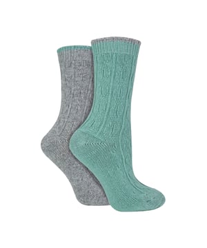 Wildfeet - Paquete de 2 pares de calcetines de cama de cachemira para dama: Con una suave y acogedora mezcla que incluye lujo de cachemira, lana natural y viscosa, estos calcetines de cachemira Wildfeet para dama son el complemento ideal para tu día, ya sea que estés caminando por el frío o acurrucada en casa en el sofá. La mezcla de fibras de lana y viscosa (de bambú) hace que estos calcetines sean más prácticos y duraderos que la cachemira sola, pero mantienen su transpirabilidad, habilidades de aislamiento y manejo de la humedad. También tienen una pierna acanalada para mayor comodidad, vienen en un paquete doble, tienen un grosor medio y son de longitud crew, lo que los convierte en una excelente opción para todos tus zapatos y botas de ocio, brindando un poco de lujo y comodidad adicional a cada uno de tus atuendos. Estos dos pares de calcetines de cachemira Wildfeet vienen atractivamente envueltos con un lazo de cinta de satén, lo que los hace ideales para regalar a amigos o familiares. Hay 14 colores para elegir. Vienen en una talla única para damas 4-8 UK, están hechos de 37% lana, 27% viscosa, 24% poliamida, 11% cachemira, 1% elastano y son lavables a máquina. Detalles adicionales del producto: Calcetines de cama Wildfeet para dama, mezcla de fibras de lana y cachemira, 14 opciones de color geniales, hechos para relajarse, piernas acanaladas, 2 pares por paquete, una gran idea de regalo, el complemento ideal para la Navidad, suaves y transpirables, talla única: 4-8 UK, lavables a máquina.