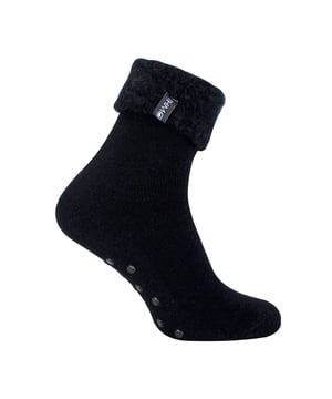 THMO Calcetines Térmicos para Hombre: Disfruta de la acogedora comodidad de nuestros Calcetines de Cama THMO, el par perfecto para esos fríos días y noches de invierno. A medida que la temperatura baja, es fundamental mantenerte caliente mientras ahorras en las facturas de calefacción. Date un capricho con la máxima calidez sin comprometer tu presupuesto. Elaborados con un hilo acrílico de grueso seleccionado especialmente, estos calcetines poseen cualidades térmicas excepcionales que mantendrán tus pies cómodos incluso en los inviernos más fríos. Un innovador agarre antideslizante ha sido diseñado en la parte inferior del calcetín para prevenir resbalones en superficies como suelos de madera dura o baldosas de cocina. Se trata de un diseño simple pero efectivo con puntos en la parte inferior del calcetín. Al atrapar eficazmente el aire caliente y envolver tus pies en comodidad, estos calcetines de cama son la elección perfecta para esos momentos de relajación y tranquilidad en interiores. La insignia THMO también está transferida térmicamente en el lateral del calcetín. Estos calcetines térmicos de cama THMO están disponibles en 3 colores: Negro, Marino y Carbón, con agarres con puntos. Están disponibles en una talla única para hombres del 6 al 11 del Reino Unido. Están fabricados con un 93% de acrílico, un 6% de poliamida y un 1% de elastano. También son lavables a máquina de forma segura. Detalles adicionales del producto: Calcetines de Cama THMO, Doble Cepillado Interior, Grosor y Calidez, Punta Enlazada a Mano, Parte Superior Volteada, Agarraderas Antideslizantes, 3 Opciones de Color, Talla Única para Hombre 6-11 del Reino Unido, Lavables a Máquina.