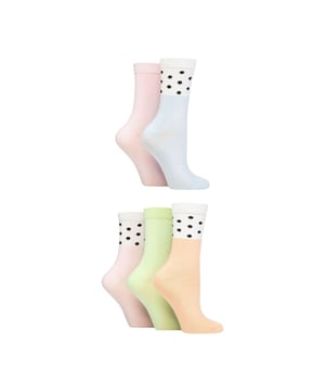 Wildfeet - Paquete de 5 Calcetines de Dama con Patrón Jacquard: Llena los espacios en tu cajón de calcetines con el color brillante y la diversión de estos Calcetines de Bambú con Patrón Wildfeet. Cada paquete incluye cinco pares de estos suaves calcetines de dama ricos en bambú, en una mezcla de colores y patrones juguetones para el uso casual. Ideales para todos, y especialmente para quienes tienen piel delicada o sensible, estos calcetines de bambú son sedosos al tacto, super suaves y delicados. Perfectos para el uso diario, manteniendo los pies suaves y cómodos. Wild Feet es una línea de calcetines con diseños geniales, colores audaces y frases divertidas - ¡desde pugs y pingüinos, hasta leones y llamas! Elige entre una variedad de estilos para hombres y damas, desde calcetines de vestir hasta calcetines deportivos. ¡Incluso hay algunos estilos deportivos disponibles! Estos calcetines están disponibles en 5 patrones: Leopardo, Flores, Manchas, Arcoíris o Puntos. Vienen en una talla: Dama 4-8 UK, están hechos de 70% Viscosa (de Bambú), 28% Poliéster, 2% Elastano y son lavables a máquina. Detalles adicionales del producto: Calcetines Wildfeet para Dama Estilo Crew Fibras Ricas en Bambú 5 Pares por Paquete Geniales para Piel Sensible Perfectos para el Día a Día 5 Opciones de Patrón Control de Humedad Suaves y Transpirables Una Talla: 4-8 UK Lavables a Máquina