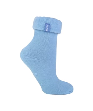 Socks Térmicas THMO para Damas: Abraza la comodidad acogedora de nuestros calcetines de cama THMO, el par perfecto para esos fríos días y noches de invierno. A medida que la temperatura desciende, es esencial mantenerte abrigado mientras ahorras en las facturas de calefacción. Date un capricho con el calor definitivo sin comprometer tu presupuesto. Fabricados con un hilo acrílico grueso especialmente seleccionado, estos calcetines poseen cualidades térmicas excepcionales que mantendrán tus pies cómodos incluso en los inviernos más fríos. Para potenciar sus propiedades aislantes, los calcetines han sido cepillados por dentro, creando una textura suave y aterciopelada que maximiza el calor y proporciona suavidad contra tu piel. Al atrapar eficazmente el aire caliente y envolver tus pies en comodidad, estos calcetines de cama son la elección perfecta para esos momentos de relajación y tranquilidad en casa. Un innovador agarre antideslizante ha sido diseñado en la parte inferior del calcetín para evitar que resbales en superficies como pisos de madera dura o azulejos de cocina. Estos calcetines térmicos THMO están disponibles en 3 colores: púrpura, rosa y azul, con agarres en forma de puntos. Se ofrecen en una talla para damas 4-8 del Reino Unido. Están compuestos por 93% acrílico, 6% poliamida y 1% elastano. Además, son lavables a máquina de manera segura. Detalles adicionales del producto: Calcetines de cama THMO, cepillado interior doble, gruesos y cálidos, puntera unida a mano, parte superior enrollable, 3 opciones de color.