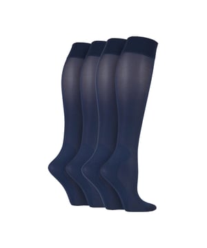 Socks de Compresión Graduada IOMI Footnurse Pack de 4: Las calcetas de compresión graduada IOMI son la solución perfecta para reducir las molestias causadas por las actividades cotidianas. Ya sea que pases largas horas de pie, te sientes por períodos prolongados o padezcas condiciones médicas como venas varicosas, estas calcetas brindan soporte específico para ayudar a aliviar el dolor, la fatiga y la hinchazón en las piernas. Estas calcetas energizantes ayudarán a prevenir el dolor en las piernas que experimentamos con demasiada frecuencia; regenerándolas y devolviéndoles la vida. La compresión graduada de estas calcetas está diseñada para ayudar a reducir el dolor en las piernas. Con un diseño de compresión graduada que es mayor en el tobillo y disminuye hacia arriba en la pierna, estas calcetas proporcionan un soporte óptimo a los músculos, ayudando a reducir la hinchazón y la fatiga. Estas calcetas tienen una calificación de compresión graduada de 10 en el tobillo, lo que ayuda a promover un mejor flujo sanguíneo y a apoyar tus músculos. Aunque su uso principal es rejuvenecer las piernas fatigadas, las calcetas energizantes de IOMI también pueden ayudar a aliviar los pies y tobillos hinchados. Estas calcetas de compresión están disponibles en 4 colores: Negro, Marrón, Azul y Natural, y están hechas de 88% Poliamida y 12% Elastano. Vienen en tallas para Damas 4-8 UK y para Hombres 6-11 UK y son lavables a máquina. Detalles Adicionales del Producto: Calcetas Energizantes IOMI Compresión Graduada Pack Multipack de 4 Pares Previenen Dolores y Malestares Ayudan a la Circulación Largo hasta la Rodilla Comodidad Todo el Día.