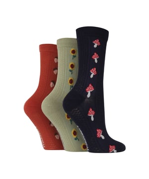 Wildfeet - Paquete de 3 Calcetines de Tejido con Textura para Mujeres: Una nueva y refrescante interpretación de un gran calcetín de novedad de Wildfeet, con un objetivo muy simple en mente: proporcionar al mundo un pequeño pedazo de diversión, felicidad y disfrute diario. Este paquete múltiple de calcetines texturizados está a la moda, y junto con los encantadores diseños, son la adición perfecta para el guardarropa de primavera-verano de cualquier persona. Presenta cuatro fantásticos diseños que seguramente impresionarán. Ya seas fanática de los estampados florales, los motivos de setas, los patrones estrellados o los diseños otoñales, estos paquetes de 3 te tienen cubierta. Cada par de calcetines está hecho de una fibra rica en algodón de fina aguja, asegurando que sean suaves, cómodos y transpirables. El paquete también es una excelente opción para regalar, ya que cada par presenta un diseño diferente, haciéndolos perfectos para cualquier día de la semana. Wild Feet es una gama de calcetines con diseños geniales, colores audaces y frases divertidas: ¡desde pugs y pingüinos, hasta leones y llamas! Elige entre una variedad de estilos para hombres y mujeres, desde calcetines de vestir hasta calcetines deportivos. ¡Incluso hay algunos estilos deportivos disponibles! Hay 4 diseños para elegir. Vienen en una talla para mujeres 4-8 UK, están hechos de 70% algodón, 28% poliéster y 2% elastano, y son lavables a máquina. Detalles adicionales del producto: Calcetines Wildfeet para mujeres en paquete de 3, diseños con patrones adorables, fibras ricas en algodón, 4 excelentes opciones de diseño.