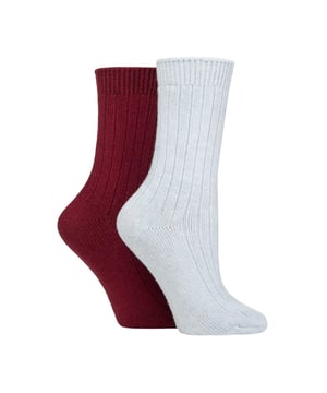 Wildfeet - Paquete de 2 pares de calcetines de cama de cashmere para mujeres: En una suave y acogedora mezcla que incluye lujoso cashmere, lana natural y viscosa, estos calcetines de cashmere Wildfeet para mujeres son el acompañamiento ideal para tu día, ya sea que estés caminando por el frío o acurrucada en casa en el sofá. La mezcla de fibras de lana y viscosa (de bambú) se utiliza para hacer que estos calcetines sean más prácticos y duraderos que solo el cashmere, pero mantienen su transpirabilidad, capacidades aislantes y de control de humedad. También tienen un cañón acanalado para mayor comodidad, vienen en un paquete doble, tienen un grosor de media y son de longitud normal, lo que los convierte en una gran opción para todos tus zapatos y botas de ocio, aportando un poco de lujo y comodidad a cada uno de tus conjuntos. Estos dos pares de calcetines de cashmere Wildfeet vienen atractivamente envueltos con un lazo de cinta de satén, lo que los hace ideales para regalar a amigos o familiares. Wild Feet es una línea de calcetines que presenta diseños geniales, colores audaces y frases llamativas, ¡desde pugs y pingüinos hasta leones y llamas! Hay 14 colores para elegir. Vienen en una talla única para mujeres 4-8 UK, están hechos de 37% lana, 27% viscosa, 24% poliamida, 11% cashmere y 1% elastano, y son lavables a máquina. Detalles adicionales del producto: Calcetines de cama Wildfeet para mujeres, mezcla de fibras de lana y cashmere, 14 opciones de colores geniales, hechos para relajar, piernas acanaladas, 2 pares por paquete, una gran idea de regalo, el relleno ideal para medias.