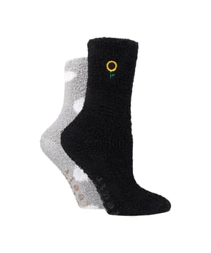 Wildfeet - Paquete de 2 pares de calcetines de salón para damas: Los calcetines de salón cómodos Wildfeet ofrecen una idea de regalo cálida y atractiva para alguien que ama una mezcla de humor y confort. Descubre el diseño único de estos calcetines de salón para damas con un fantástico patrón original. El original patrón de estos calcetines los convierte en una idea de regalo fresca y única para cualquiera que ama los calcetines eclécticos o incluso para aquellos que buscan algo diferente para aconchegarse. ¡Son perfectos para añadir a tus rellenos de calcetín navideño! Los calcetines están diseñados para la comodidad y hechos de un material térmico grueso para esos fríos días y noches de invierno. Te prometemos que sentirás la diferencia en el momento en que te los pongas. Estos calcetines de salón vienen en una talla, 41, que se adapta a la mayoría de las damas y están disponibles en un divertido diseño original. Están diseñados para todas las increíbles damas que aman mantener sus pies calientes sin comprometer el estilo. Nacida en China, Wildfeet se dedica a celebrar todo lo peculiar, divertido y acogedor. Cada paquete incluye 2 pares, asegurando que nunca te quedes fuera en el frío. Detalles extra del producto: Calcetines de salón cómodos Wildfeet Diseño de patrón original Material térmico grueso Idea de regalo divertida y única Talla 41 Sensación cálida y despreocupada Material grueso y acogedor 2 pares por paquete Disponible en talla única para damas Perfectos para el clima de otoño/invierno.