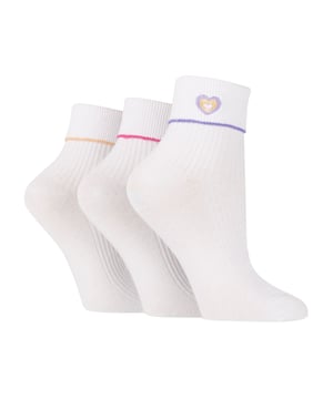 Wildfeet - Paquete de 3 pares de calcetines de salón para dama con bordado: Con una elección de coloridos motivos bordados y con puños doblados en contraste, estos tres pares de calcetines de Wildfeet tienen un gran estilo y serían un excelente regalo. Experimenta la máxima comodidad con estos calcetines suaves y transpirables, hechos de un tejido ligero rico en algodón que garantiza una suavidad óptima durante todo el día. La tela permite que el aire circule alrededor de tus pies, previniendo la acumulación de humedad y asegurando que los pies se mantengan secos y cómodos incluso en los días más calurosos. Para una mayor durabilidad y vida útil, los tres pares de estos finos calcetines para dama cuentan con refuerzos en el talón y los dedos, lo que te brinda comodidad adicional ya sea que estés relajándote en casa o saliendo. Wild Feet es una gama de calcetines que presentan diseños geniales, colores atrevidos y frases peculiares - ¡desde pugs y pingüinos, hasta leones y llamas! Elige entre una variedad de estilos para hombres y mujeres, desde calcetines de vestir hasta calcetines deportivos. ¡Incluso hay algunos estilos deportivos disponibles! Hay 2 diseños para elegir: Corazón o Paz. Vienen en una talla: Dama 4-8 UK, están hechos de 71% algodón, 26% poliéster, 3% elastano y son lavables a máquina. Detalles adicionales del producto: Calcetines de salón Wildfeet para dama, con puños doblados, fibras ricas en algodón, 3 pares por paquete, pierna acanalada, una gran idea de regalo, patrones bordados, suaves y transpirables, una talla: 4-8 UK, lavables a máquina.