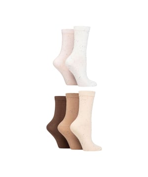 Wildfeet - Pack de 5 Calcetines de Mujer con Patrón Jacquard: Completa los espacios en tu cajón de calcetines con el color brillante y la diversión de estos Calcetines de Bambú Wildfeet. Cada paquete incluye cinco pares de estos suaves calcetines de bambú de gama fina para mujer, en una mezcla de colores y patrones juguetones ideales para uso casual. Perfectos para todos, y especialmente para quienes tienen piel delicada o sensible, estos calcetines de bambú son sedosos al tacto, súper suaves y gentiles. Ideales para el uso diario, mantienen los pies suaves y cómodos. Wild Feet es una gama de calcetines que presentan diseños geniales, colores audaces y frases ingeniosas - ¡desde perros pug y pingüinos, hasta leones y llamas! Elige entre una variedad de estilos para hombres y mujeres, desde calcetines de vestir hasta calcetines deportivos. ¡Incluso hay algunos estilos deportivos disponibles! Estos calcetines están disponibles en 5 patrones: Leopardo, Flores, Puntos, Arcoíris o Lunares. Vienen en una sola talla: Mujeres 4-8 UK, están hechos de 70% Viscosa (de Bambú), 28% Poliéster, 2% Elastano y son lavables a máquina. Detalles adicionales del producto: Calcetines Wildfeet para mujeres Estilo de caña Fibra rica en bambú 5 pares por paquete Perfectos para piel sensible Ideales para el uso diario 5 opciones de patrones Control de humedad Suaves y transpirables Una talla: 4-8 UK Lavable a máquina.