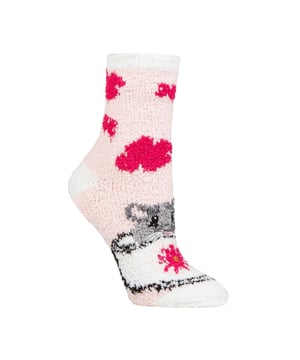Wildfeet - Calcetines de Lounge Acogedores para Damas en Caja de Regalo: Presentados en una peculiar caja de regalo que coloca los calcetines en un fondo invernal, estos Calcetines de Pantufla Fluffy de Wildfeet vienen en una variedad de divertidos y encantadores diseños de animales. Estas coloridas y adorables criaturas están tejidas con un hilo de forro ultra suave y acogedor. El tejido de forro de estos calcetines de lounge para damas tiene una sensación estupenda que calienta instantáneamente, ideal para quedarse en casa y estar cómodo en días perezosos o en noches frías. Las suelas tienen superficies antideslizantes “Wildfeet” para hacer que sean seguros para moverse por el hogar, incluso en esos resbaladizos suelos pulidos, de azulejos y laminados. Wildfeet es una gama de calcetines que presenta diseños modernos, colores llamativos y frases peculiares - ¡desde pugs y pingüinos, hasta leones y llamas! Elige entre una variedad de estilos para hombres y mujeres, desde calcetines elegantes hasta deportivos. ¡Incluso hay algunos estilos deportivos disponibles! Hay 5 diseños para elegir: Cebras, Perros, Ratón, Panda Rojo y Estampado de Leopardo. Vienen en una talla única para damas 4-8 UK, están hechos de 98% Poliéster, 2% Elastano y son lavables a máquina. Detalles del Producto: Calcetines de Lounge Wildfeet para Damas, Diseños Lindos y Patrificados, Antideslizantes, 5 Geniales Opciones de Diseño, Hechos para Relajarse, Una Gran Idea de Regalo, El Relleno Ideal para el Calcetín, Suaves y Transpirables, Talla Única: 4-8 UK, Lavables a Máquina.