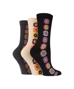 Wildfeet - Pack de 3 Medias de Punto con Textura para Dama: Una nueva y refrescante interpretación de una gran media de novedad de Wildfeet, con un objetivo muy simple en mente: ofrecer al mundo un pequeño trozo de diversión diaria, felicidad y disfrute. Este Pack Múltiple de Medias Texturizadas está totalmente a la moda, y junto con sus adorables diseños, son la adición perfecta al guardarropa de primavera-verano de cualquiera. Presentando cuatro fantásticos diseños que seguramente impresionarán. Ya sea que seas fan de los estampados florales, motivos de hongos, patrones estrellados o diseños otoñales, estos paquetes de 3 te tienen cubierto. Cada par de medias está hecho de una fibra rica en algodón de hilo fino, lo que garantiza que sean suaves, cómodas y transpirables. El pack también es una excelente opción de regalo, ya que cada par presenta un diseño diferente, haciéndolos perfectos para cualquier día de la semana. Wild Feet es una línea de medias con diseños geniales, colores audaces y frases ingeniosas - desde pugs y pingüinos, hasta leones y llamas. Elige entre una variedad de estilos para hombres y mujeres, desde medias de vestir hasta calcetas deportivas. ¡Incluso hay algunos estilos deportivos disponibles! Hay 4 diseños para elegir. Vienen en una talla para mujeres 4-8 UK, están hechas de 70% algodón, 28% poliéster, 2% elastano y son aptas para lavar a máquina. Detalles Adicionales del Producto: Medias Wildfeet para Dama Pack de 3, Diseños Lindos y con Patrones, Fibras Ricas en Algodón, 4 Geniales Opciones de Diseño.