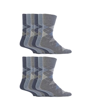 Gentle Grip - Paquete de 12 calcetines para hombre sin elasticidad y con diseños: Si estás buscando una manera de animar tu guardarropa e inyectar un toque de vibrante color, entonces estos calcetines Gentle Grip son justo lo que necesitas. Con una gran variedad de diseños para elegir, como liso, rombo, explosión de color, talón y punta, y más. Estos calcetines son la manera perfecta de añadir personalidad a cualquier atuendo, mientras proporcionan la comodidad y calidad por las que Gentle Grip es conocido. Disfruta del lujoso confort de Gentle Grip, elaborado con hilos de alta calidad ricos en algodón que se sienten tan bien como lucen. Estos calcetines están cuidadosamente diseñados para proporcionar un ajuste superior que abraza tus piernas sin causar molestias ni anillos antiestéticos de constricción. La construcción de alta calidad de estos calcetines está hecha para durar, asegurando que puedas disfrutar de su suavidad y comodidad durante años. Están disponibles en 2 tallas: 6-11 UK y 12-14 UK, vienen en una variedad de patrones geniales y son un paquete de 12 pares. Están hechos de: 76% algodón, 19% poliéster, 3% nylon, 2% elastano y son lavables a máquina. Detalles adicionales del producto: Calcetines Gentle Grip para hombre, paquete de 12 pares, patrones clásicos y divertidos, opciones de colores brillantes, parte superior sin elasticidad, fibras suaves ricas en algodón, parte superior suave en panal que ayuda a mejorar la circulación, fabricados con cuidado, más de 20 estilos diferentes disponibles en 6-11 UK y 12-14 UK, lavables a máquina.