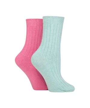 Wildfeet - Paquete de 2 calcetines de cama de cachemira para mujeres: En una suave y acogedora mezcla que incluye lujosa cachemira, lana natural y viscosa, estos calcetines de cachemira Wildfeet para mujeres son el complemento ideal para tu día, ya sea que estés caminando al aire libre en el frío o acurrucada en casa en el sofá. La mezcla de fibras de lana y viscosa (de bambú) se utiliza para hacer estos calcetines más prácticos y duraderos que solo la cachemira, pero mantiene su transpirabilidad, capacidades aislantes y de gestión de la humedad. También tienen una pierna acanalada para mayor comodidad y vienen en un paquete doble, tienen un grosor de media medida y son de longitud crew, lo que los convierte en una excelente opción para todos tus zapatos y botas de ocio, aportando un poco de lujo y comodidad extra a cada uno de tus atuendos. Estos dos pares de calcetines de cachemira Wildfeet vienen atractivamente envueltos con un lazo de cinta de satén, lo que los hace ideales para regalar a amigos o familiares. Wild Feet es una gama de calcetines con diseños divertidos, colores llamativos y frases peculiares, ¡desde pug y pingüinos, hasta leones y llamas! Hay 14 colores para elegir. Vienen en una sola talla para mujeres 4-8 UK, están hechos de 37% lana, 27% viscosa, 24% poliamida, 11% cachemira, 1% elastano y son lavables a máquina. Detalles adicionales del producto: Calcetines de cama Wildfeet para mujeres Mezcla de fibras de lana y cachemira 14 grandes opciones de color Hechos para relajarse Piernas acanaladas 2 pares por paquete Una gran idea de regalo El detalle ideal para la media.
