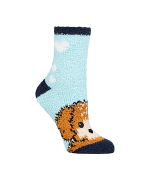 Wildfeet - Calcetines de Sala Acogedores para Damas en Caja de Regalo: Presentados en una peculiar caja de regalo que coloca los calcetines en un fondo invernal, estos suaves calcetines de casa Wildfeet vienen en una variedad de divertidos y adorables diseños de animales. Estas coloridas y lindas criaturas están tejidas con un hilo de forro súper suave y acogedor. El tejido de felpa de estos calcetines de sala para damas tiene una sensación cálida e instantánea, perfectos para quedarse en casa y disfrutar de la comodidad en días perezosos o noches frías. Las suelas cuentan con superficies antideslizantes 'Wildfeet' para que sean seguros al moverse por el hogar, incluso en esos resbaladizos suelos pulidos, de baldosas y laminados. Wild Feet es una línea de calcetines que presenta diseños geniales, colores audaces y frases peculiares - desde bulldogs y pingüinos, hasta leones y llamas. Elige entre una variedad de estilos para hombres y mujeres, desde calcetines formales hasta deportivos. ¡Incluso hay algunos estilos deportivos disponibles! Hay 5 diseños para elegir: Cebras, Perros, Ratón, Panda Rojo y Estampado de Leopardo. Vienen en una talla única para damas 4-8 UK, están hechos de 98% Poliéster, 2% Elastano y son lavables a máquina. Detalles Adicionales del Producto: Calcetines de Sala Wildfeet para Damas Diseños Bonitos y Patrones Antideslizantes 5 Geniales Opciones de Diseño Hechos para Relajarse Una Gran Idea de Regalo El Relleno Perfecto para Medias Suave y Transpirable Talla Única: 4-8 UK Lavable a Máquina