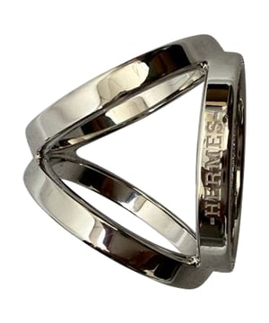 VINTAGE, RRP AS NEW
Refined and radiant, the Hermès Trio Scarf Ring in Silver Metal transforms a simple silk scarf into a sophisticated style statement. Crafted in France and plated in luminous palladium, this chic accessory glides intuitively onto your favorite 90 format scarf, offering endless ways to refresh your look.


Hermès Trio Scarf Ring in Silver Metal
Condition: Excellent
Signs of wear:  No sign of wear.
Packaging: None
Color: Silver
Material: Metal 
Size: One Size | One Size
Measurements: Diameter: 0.98" | Circumference: 2.6" | Width: 0.78"
SKU: MRPPUGBOT522522W