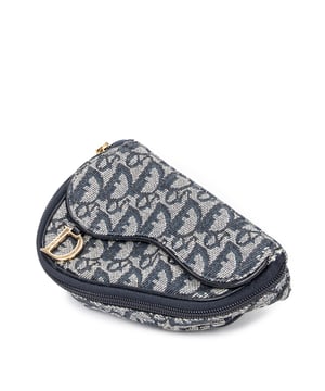 Dior Accesorios Mini Saddle Cosmetic Pouch  Bolsa en Azul marino/Gris Lienzo y Oro hardware. El producto esta en Excelentes Condiciones (A).
  Dimensiones: 15x10x6 cm 
  Accesorios incluidos: None
  Notas de Exterior: Marcas de desgaste ligero en el forro de cuero
  BrandCo Paris encuentra artículos raros y en las mejores condiciones a precios increíbles. ¡Vale la pena tener paciencia! Compra con confianza: todos los artículos de BrandCo Paris son seleccionados y autenticados cuidadosamente por nuestro equipo de expertos.
  Todos los artículos vienen con un certificado de autenticidad y un embalaje entregado por BrandCo Paris.
  Tabla de clasificación de la condición del artículo
  N (como nuevo)
  AA (perfecto estado)
  A (excelente estado)
  AB (muy buen estado)
  B (bueno/regular)