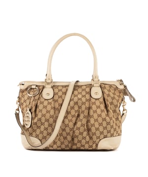 Gucci Tassen Sukey Tote  Handtas in de Bruin/Beige Doek in de Champagne Goud  hardware. Het product is in In Zeer Goede Staat (AB).
  Afmetingen: 33x29x13 cm 
  Inclusief accessoires: GG Ring
  Opmerkingen over de buitenkant: Kreukels, Vervaagd & Verkleurd Leer
Opmerkingen over de binnenkant: Verkleurd canvas, gele en oranje vlek
Opmerkingen over de hardware: Verkleurd & Krassen
Opmerkingen over de band/het handvat: Licht Vervaagd Leer
  BrandCo Paris vindt zeldzame artikelen in de beste staat voor ongelooflijke prijzen. Het is de moeite waard om geduldig te zijn! Koop met vertrouwen: alle artikelen van BrandCo Paris worden zorgvuldig geselecteerd en geverifieerd door ons team van experts.

  Alle artikelen worden geleverd met een certificaat van echtheid en verpakt door BrandCo Paris.

  Classificatietabel voor de conditie van het artikel:

  N (als nieuw)
  AA (perfecte staat)
  A (uitstekende staat)
  AB (zeer goede staat)
  B (goede/redelijke staat)