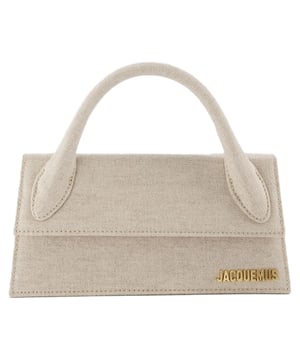 Redefine chic with the Jacquemus Sac Le Chiquito Long. Carry it as a clutch for an elegant evening look or wear it crossbody for casual outings. The compact design of this bag adds a modern touch to any outfit, making it a versatile and stylish choice for various occasions. Short shoulder strap : 19.7 cm - Long shoulder strap: 54 cm. Handbag - one top handle and one detachable shoulder strap. Material: smooth cowskin. Lining : cotton. Colour: Beige - 140 Light Greige. Made in France. Closure : flap with magnetic clasp. Interior: one flat pocket. width: 55mm, length: 215mm, height: 100mm