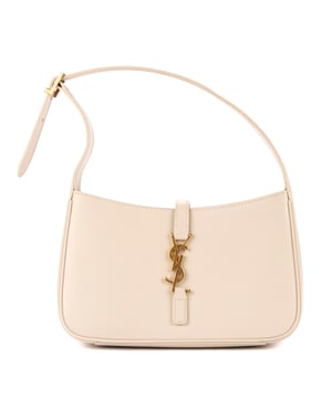 Yves Saint Laurent Bolsas 5 A 7  Bolso en Marfil Piel de becerro y Oro hardware. El producto esta en Perfectas Condiciones (AA).
  Dimensiones: 24x15x6 cm 
  Accesorios incluidos: None
  
  BrandCo Paris encuentra artículos raros y en las mejores condiciones a precios increíbles. ¡Vale la pena tener paciencia! Compra con confianza: todos los artículos de BrandCo Paris son seleccionados y autenticados cuidadosamente por nuestro equipo de expertos.
  Todos los artículos vienen con un certificado de autenticidad y un embalaje entregado por BrandCo Paris.
  Tabla de clasificación de la condición del artículo
  N (como nuevo)
  AA (perfecto estado)
  A (excelente estado)
  AB (muy buen estado)
  B (bueno/regular)
