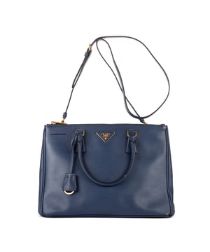 Prada Taschen Galleria Medium Handtasche und Marine Kalbsleder und Gold hardware. Das Produkt ist auf in einwandfreiem Zustand (AA).
  Abmessungen: 35x25x16 cm 
  Zubehör inklusive: Strap; Clochette with Ring
  
  BrandCo Paris hat seltene Artikel und die besten Konditionen zu unglaublichen Preisen vorgestellt. Geduld lohnt sich! Kaufen Sie mit Vertrauen: Alle Artikel von BrandCo Paris sind von unserem Expertenteam ausgewählt und authentisch.
  Alle Artikel enthalten ein Echtheitszertifikat und wurden von BrandCo Paris übernommen.
  Tabelle zur Klassifizierung des Artikelzustands
  N (wie neu)
  AA (perfekter Zustand)
  A (ausgezeichneter Zustand)
  AB (sehr guter Zustand)
  B (gut/mittelmäßig)