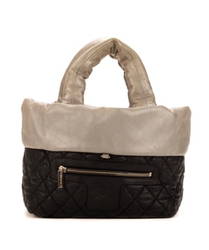 Chanel Tassen Cocoon Reversible  Handtas in de Zilver Kalfsleer in de Zilver  hardware. Het product is in In Uitstekende Staat (A).
  Afmetingen: 30x24x15 cm 
  Inclusief accessoires: Sticker
  
  BrandCo Paris vindt zeldzame artikelen in de beste staat voor ongelooflijke prijzen. Het is de moeite waard om geduldig te zijn! Koop met vertrouwen: alle artikelen van BrandCo Paris worden zorgvuldig geselecteerd en geverifieerd door ons team van experts.

  Alle artikelen worden geleverd met een certificaat van echtheid en verpakt door BrandCo Paris.

  Classificatietabel voor de conditie van het artikel:

  N (als nieuw)
  AA (perfecte staat)
  A (uitstekende staat)
  AB (zeer goede staat)
  B (goede/redelijke staat)