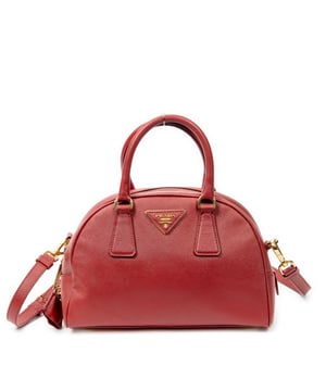 Prada Bolsas Small Dome Top Handle  Bolso en Rojo Piel de becerro y Oro hardware. El producto esta en Excelentes Condiciones (A).
  Dimensiones: 25x16x11 cm 
  Accesorios incluidos: Strap; Cadenas and Keys in Clochette
  Notas de Exterior: Rozaduras en las esquinas inferiores
Notas de Hardware: Ligeramente descolorido
  BrandCo Paris encuentra artículos raros y en las mejores condiciones a precios increíbles. ¡Vale la pena tener paciencia! Compra con confianza: todos los artículos de BrandCo Paris son seleccionados y autenticados cuidadosamente por nuestro equipo de expertos.
  Todos los artículos vienen con un certificado de autenticidad y un embalaje entregado por BrandCo Paris.
  Tabla de clasificación de la condición del artículo
  N (como nuevo)
  AA (perfecto estado)
  A (excelente estado)
  AB (muy buen estado)
  B (bueno/regular)