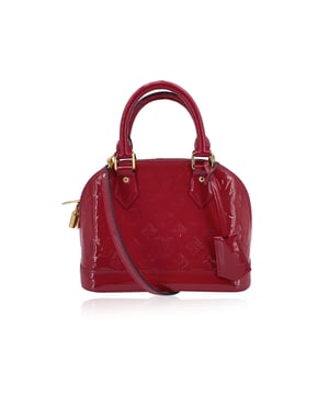 Empfohlener Verkaufspreis
Diese wunderschöne Tasche wird mit einem Qualitätzertifikat von Entrupy geliefert. Das Zertifikat wird ohne weitere Kosten zur Verfügung gestellt. Ein Klassiker, neu interpretiert in kräftigem, glänzendem Rot – lernen Sie die Louis Vuitton Alma BB kennen, wo Tradition auf modernen Chic trifft. Die erstmals in den 1930er Jahren von Gaston-Louis Vuitton entworfene Alma-Form war eine revolutionäre Silhouette – strukturiert, elegant und unbestreitbar Pariserisch. Jahrzehnte später ist sie immer noch eine der kultigsten Taschen im Archiv von Louis Vuitton. Diese Alma BB, die Miniaturversion des Originals, fängt die ganze Raffinesse ihres Vorgängers ein und wurde für den heutigen Sammler mit einem verspielten, kraftvollen Twist neu interpretiert. Die Tasche aus leuchtend rotem Monogram Vernis-Lackleder strahlt Luxus mit einem spiegelnden Glanz aus, der das Licht – und die Aufmerksamkeit – aus jedem Winkel einfängt. Das polierte Finish wird durch ein sattes rotes Canvas-Futter ausgeglichen und die Zustandsbewertung: A – AUSGEZEICHNET. Zustandsdetails: Wenig verwendet. Einige leichte Gebrauchsspuren an der Hardware. Bitte sehen Sie sich die Fotos sorgfältig an und fragen Sie nach, wenn Sie weitere Details benötigen oder Zweifel haben. Maße (cm): Tiefe: 11,4 Höhe: 17,8 Länge: 24,1 Weitere Details: Staubbeutel? Nein Schlüssel? Ja Box? Nein Maße: Breite: 114 mm Länge: 241 mm Höhe: 178 mm