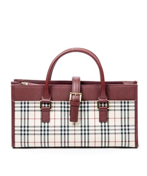 Burberry Bolsas Rectangular Buckle Tote  Bolso en Beige/Burdeos Lienzo y Oro hardware. El producto esta en Excelentes Condiciones (A).
  Dimensiones: 32.5x16x10 cm 
  Accesorios incluidos: 
  Notas de Exterior: Ligeras rozaduras en las esquinas
  BrandCo Paris encuentra artículos raros y en las mejores condiciones a precios increíbles. ¡Vale la pena tener paciencia! Compra con confianza: todos los artículos de BrandCo Paris son seleccionados y autenticados cuidadosamente por nuestro equipo de expertos.
  Todos los artículos vienen con un certificado de autenticidad y un embalaje entregado por BrandCo Paris.
  Tabla de clasificación de la condición del artículo
  N (como nuevo)
  AA (perfecto estado)
  A (excelente estado)
  AB (muy buen estado)
  B (bueno/regular)
