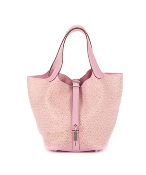 Hermès Accesorios Picotin Lucky Daisy 18 Bolso en Malva Sylvestre Piel de becerro y Plata hardware. El producto esta en Perfectas Condiciones (AA).
  Dimensiones: 20x17x13 cm 
  Accesorios incluidos: Cadenas; Key; Dustbag
  
  BrandCo Paris encuentra artículos raros y en las mejores condiciones a precios increíbles. ¡Vale la pena tener paciencia! Compra con confianza: todos los artículos de BrandCo Paris son seleccionados y autenticados cuidadosamente por nuestro equipo de expertos.
  Todos los artículos vienen con un certificado de autenticidad y un embalaje entregado por BrandCo Paris.
  Tabla de clasificación de la condición del artículo
  N (como nuevo)
  AA (perfecto estado)
  A (excelente estado)
  AB (muy buen estado)
  B (bueno/regular)