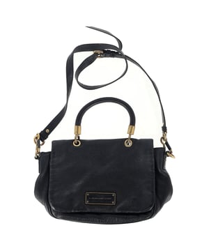 Empfohlener Verkaufspreis
Diese Schultertasche aus der „Too Hot To Handle“-Kollektion von Marc by Marc Jacobs verkörpert einen auffälligen Stil. Sie ist aus schwarzem Leder gefertigt und verfügt über zwei gerollte Tragegriffe und einen verstellbaren Schultergurt mit goldfarbenen Metalldetails. Der Klappverschluss öffnet sich zu einem mit Nylon gefütterten Innenraum mit zwei Einschubfächern und einem Reißverschlussfach.

Marc by Marc Jacobs „Too Hot To Handle“-Schultertasche aus schwarzem Leder
Zustand: Sehr gut
Gebrauchsspuren: Leicht getragen, aber sehr gut erhalten. Leichte Knicke, leicht abgenutzte Ecken, leichte Kratzer. Leichte Gebrauchsspuren oder Flecken. Kein Etikett.
Verpackung: Keine
Farbe: Schwarz
Material: Leder
Größe: Einheitsgröße
Maße: Breite: 105 cm; Höhe: 200 cm; Länge: 330 cm; Grifflänge: 100 cm; Gurtlänge: 900 cm
Artikelnummer: NAPPUGBBA423208W