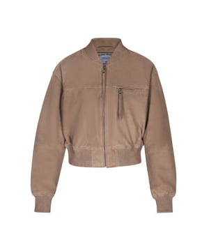 Elevate your everyday fashion with this stylish leather jacket, made from luxurious goat suede. Featuring a relaxed fit, ribbed collar and long sleeves with dropped shoulders, it exudes vintage charm. A zippered pocket adds functionality, while a ribbed hem provides a polished finish. A timeless model for casual outings! This jacket is part of the Vintage Collection.  Jacke