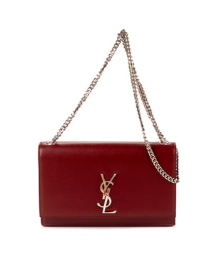 Yves Saint Laurent Bolsas Kate  Bolso bandolera en Granate Piel de becerro y Plata hardware. El producto esta en Perfectas Condiciones (AA).
  Dimensiones: 24x15x6 cm 
  Accesorios incluidos: None
  
  BrandCo Paris encuentra artículos raros y en las mejores condiciones a precios increíbles. ¡Vale la pena tener paciencia! Compra con confianza: todos los artículos de BrandCo Paris son seleccionados y autenticados cuidadosamente por nuestro equipo de expertos.
  Todos los artículos vienen con un certificado de autenticidad y un embalaje entregado por BrandCo Paris.
  Tabla de clasificación de la condición del artículo
  N (como nuevo)
  AA (perfecto estado)
  A (excelente estado)
  AB (muy buen estado)
  B (bueno/regular)
