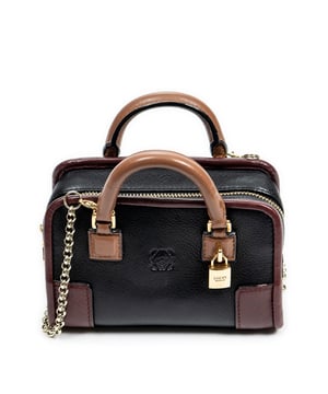 Loewe Bolsas Micro Mini Amazona  Bolso bandolera en Negro/Burdeos/Marrón Piel de becerro y Oro hardware. El producto esta en Perfectas Condiciones (AA).
  Dimensiones: 12.5x8.5x6 cm 
  Accesorios incluidos: Chain Strap
  
  BrandCo Paris encuentra artículos raros y en las mejores condiciones a precios increíbles. ¡Vale la pena tener paciencia! Compra con confianza: todos los artículos de BrandCo Paris son seleccionados y autenticados cuidadosamente por nuestro equipo de expertos.
  Todos los artículos vienen con un certificado de autenticidad y un embalaje entregado por BrandCo Paris.
  Tabla de clasificación de la condición del artículo
  N (como nuevo)
  AA (perfecto estado)
  A (excelente estado)
  AB (muy buen estado)
  B (bueno/regular)