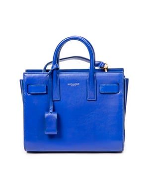 Yves Saint Laurent Bolsas Nano Sac de Jour  Bolso bandolera en Azul Real Piel de becerro y Oro hardware. El producto esta en Excelentes Condiciones (A).
  Dimensiones: 22x16x11 cm 
  Accesorios incluidos: Strap; Cadenas in Clochette
  
  BrandCo Paris encuentra artículos raros y en las mejores condiciones a precios increíbles. ¡Vale la pena tener paciencia! Compra con confianza: todos los artículos de BrandCo Paris son seleccionados y autenticados cuidadosamente por nuestro equipo de expertos.
  Todos los artículos vienen con un certificado de autenticidad y un embalaje entregado por BrandCo Paris.
  Tabla de clasificación de la condición del artículo
  N (como nuevo)
  AA (perfecto estado)
  A (excelente estado)
  AB (muy buen estado)
  B (bueno/regular)