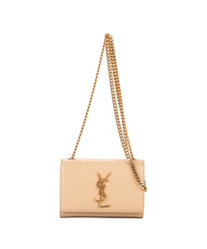 Yves Saint Laurent Bolsas Kate Mini Bolso bandolera en Beige Piel de becerro y Oro hardware. El producto esta en Perfectas Condiciones (AA).
  Dimensiones: 17x12x4 cm 
  Accesorios incluidos: Dustbag
  Notas de Hardware: Arañazos leves
  BrandCo Paris encuentra artículos raros y en las mejores condiciones a precios increíbles. ¡Vale la pena tener paciencia! Compra con confianza: todos los artículos de BrandCo Paris son seleccionados y autenticados cuidadosamente por nuestro equipo de expertos.
  Todos los artículos vienen con un certificado de autenticidad y un embalaje entregado por BrandCo Paris.
  Tabla de clasificación de la condición del artículo
  N (como nuevo)
  AA (perfecto estado)
  A (excelente estado)
  AB (muy buen estado)
  B (bueno/regular)