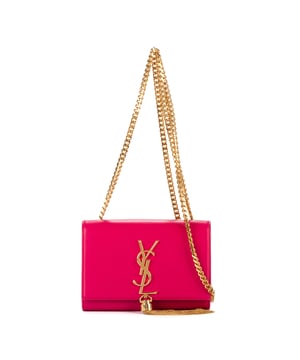 Yves Saint Laurent Bolsas Kate Tassel Mini Bolso bandolera en Rosa Piel de becerro y Oro hardware. El producto esta en Perfectas Condiciones (AA).
  Dimensiones: 17x12x4 cm 
  Accesorios incluidos: Dustbag
  
  BrandCo Paris encuentra artículos raros y en las mejores condiciones a precios increíbles. ¡Vale la pena tener paciencia! Compra con confianza: todos los artículos de BrandCo Paris son seleccionados y autenticados cuidadosamente por nuestro equipo de expertos.
  Todos los artículos vienen con un certificado de autenticidad y un embalaje entregado por BrandCo Paris.
  Tabla de clasificación de la condición del artículo
  N (como nuevo)
  AA (perfecto estado)
  A (excelente estado)
  AB (muy buen estado)
  B (bueno/regular)