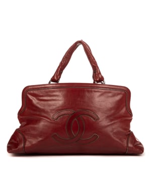 Chanel Taschen Medium CC Doctor's Bag  Umhängetasche und Burgund Kalbsleder und Silber hardware. Das Produkt ist auf in sehr gutem Zustand (AB).
  Abmessungen: 46x20x13 cm 
  Zubehör inklusive: Sticker
  Äußere Hinweise: Leichte Gebrauchsspuren auf dem Außenleder
Innenhinweise: Kleine Flecken auf der Innenseite
  BrandCo Paris hat seltene Artikel und die besten Konditionen zu unglaublichen Preisen vorgestellt. Geduld lohnt sich! Kaufen Sie mit Vertrauen: Alle Artikel von BrandCo Paris sind von unserem Expertenteam ausgewählt und authentisch.
  Alle Artikel enthalten ein Echtheitszertifikat und wurden von BrandCo Paris übernommen.
  Tabelle zur Klassifizierung des Artikelzustands
  N (wie neu)
  AA (perfekter Zustand)
  A (ausgezeichneter Zustand)
  AB (sehr guter Zustand)
  B (gut/mittelmäßig)