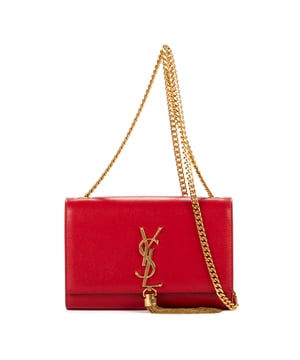 Yves Saint Laurent Bolsas Kate Tassel Small Bolso bandolera en Rojo Piel de becerro y Oro hardware. El producto esta en Perfectas Condiciones (AA).
  Dimensiones: 20x13x4.5 cm 
  Accesorios incluidos: Dustbag
  
  BrandCo Paris encuentra artículos raros y en las mejores condiciones a precios increíbles. ¡Vale la pena tener paciencia! Compra con confianza: todos los artículos de BrandCo Paris son seleccionados y autenticados cuidadosamente por nuestro equipo de expertos.
  Todos los artículos vienen con un certificado de autenticidad y un embalaje entregado por BrandCo Paris.
  Tabla de clasificación de la condición del artículo
  N (como nuevo)
  AA (perfecto estado)
  A (excelente estado)
  AB (muy buen estado)
  B (bueno/regular)