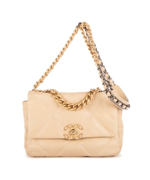Chanel Taschen 19 Flap  Umhängetasche und Beige Kalbsleder und Gold hardware. Das Produkt ist auf in ausgezeichnetem Zustand (A).
  Abmessungen: 25x16x8 cm 
  Zubehör inklusive: Metal Plate Code
  
  BrandCo Paris hat seltene Artikel und die besten Konditionen zu unglaublichen Preisen vorgestellt. Geduld lohnt sich! Kaufen Sie mit Vertrauen: Alle Artikel von BrandCo Paris sind von unserem Expertenteam ausgewählt und authentisch.
  Alle Artikel enthalten ein Echtheitszertifikat und wurden von BrandCo Paris übernommen.
  Tabelle zur Klassifizierung des Artikelzustands
  N (wie neu)
  AA (perfekter Zustand)
  A (ausgezeichneter Zustand)
  AB (sehr guter Zustand)
  B (gut/mittelmäßig)