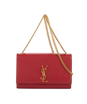Yves Saint Laurent Bolsas Kate Medium Bolso bandolera en Borgoña Piel de becerro y Oro hardware. El producto esta en Perfectas Condiciones (AA).
  Dimensiones: 24x15x5 cm 
  Accesorios incluidos: None
  Notas de Hardware: Arañazos
  BrandCo Paris encuentra artículos raros y en las mejores condiciones a precios increíbles. ¡Vale la pena tener paciencia! Compra con confianza: todos los artículos de BrandCo Paris son seleccionados y autenticados cuidadosamente por nuestro equipo de expertos.
  Todos los artículos vienen con un certificado de autenticidad y un embalaje entregado por BrandCo Paris.
  Tabla de clasificación de la condición del artículo
  N (como nuevo)
  AA (perfecto estado)
  A (excelente estado)
  AB (muy buen estado)
  B (bueno/regular)