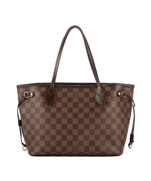 Louis Vuitton Tassen Neverfull PM Schoudertas in de Donkerbruin Gecoat canvas in de Gouden Messing  hardware. Het product is in In Uitstekende Staat (A).
  Afmetingen: 28.5x21x12 cm 
  Inclusief accessoires: None
  Opmerkingen over de band/het handvat: Gebarsten & Vervaagd Leer
  BrandCo Paris vindt zeldzame artikelen in de beste staat voor ongelooflijke prijzen. Het is de moeite waard om geduldig te zijn! Koop met vertrouwen: alle artikelen van BrandCo Paris worden zorgvuldig geselecteerd en geverifieerd door ons team van experts.

  Alle artikelen worden geleverd met een certificaat van echtheid en verpakt door BrandCo Paris.

  Classificatietabel voor de conditie van het artikel:

  N (als nieuw)
  AA (perfecte staat)
  A (uitstekende staat)
  AB (zeer goede staat)
  B (goede/redelijke staat)