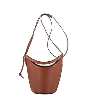 Loewe Bolsas Bucket Bag  Bolso bandolera en Marrón Caramelo Piel de becerro y Oro hardware. El producto esta en Perfectas Condiciones (AA).
  Dimensiones: 20x11x11 cm 
  Accesorios incluidos: None
  
  BrandCo Paris encuentra artículos raros y en las mejores condiciones a precios increíbles. ¡Vale la pena tener paciencia! Compra con confianza: todos los artículos de BrandCo Paris son seleccionados y autenticados cuidadosamente por nuestro equipo de expertos.
  Todos los artículos vienen con un certificado de autenticidad y un embalaje entregado por BrandCo Paris.
  Tabla de clasificación de la condición del artículo
  N (como nuevo)
  AA (perfecto estado)
  A (excelente estado)
  AB (muy buen estado)
  B (bueno/regular)