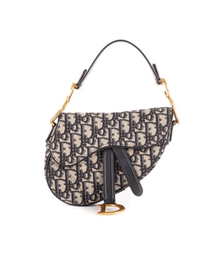 Dior Bolsas Saddle Pouch  Bolso bandolera en Armada Lienzo y Oro hardware. El producto esta en Excelentes Condiciones (A).
  Dimensiones: 18x15x5 cm 
  Accesorios incluidos: NONE
  
  BrandCo Paris encuentra artículos raros y en las mejores condiciones a precios increíbles. ¡Vale la pena tener paciencia! Compra con confianza: todos los artículos de BrandCo Paris son seleccionados y autenticados cuidadosamente por nuestro equipo de expertos.
  Todos los artículos vienen con un certificado de autenticidad y un embalaje entregado por BrandCo Paris.
  Tabla de clasificación de la condición del artículo
  N (como nuevo)
  AA (perfecto estado)
  A (excelente estado)
  AB (muy buen estado)
  B (bueno/regular)