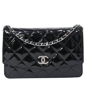 VINTAGE, RRP AS NEW
This wallet on chain is conveniently designed for easy wear. It comes with a well-spaced interior for you to arrange your cards and cash neatly. This stylish piece is complete with a chain link.


with Box, Dust bag

Chanel Quilted Brilliant Wallet On Chain in Black Patent Leather 
Condition: Very good
Signs of wear: Minor sign of wear or markings., Lightly used but very well maintained. Minor creasing, light worn corners, light scratches.
Packaging: Box, Dust bag
Color: black
Material: Leather | patent leather
Size: One Size | One Size
Measurements: Width: 40; Height: 125; Length: 195; Handle drop: NA; Strap length: 1270
SKU: NAPPUHKBA425115W