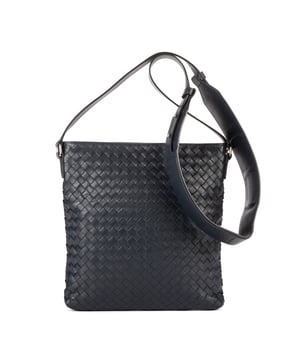 Bottega Veneta Bolsas Crossbody  Bolso bandolera en Armada Piel de becerro y Metal Negro hardware. El producto esta en Perfectas Condiciones (AA).
  Dimensiones: 25x27x3 cm 
  Accesorios incluidos: None
  Notas de Exterior: Arrugas Cuero
  BrandCo Paris encuentra artículos raros y en las mejores condiciones a precios increíbles. ¡Vale la pena tener paciencia! Compra con confianza: todos los artículos de BrandCo Paris son seleccionados y autenticados cuidadosamente por nuestro equipo de expertos.
  Todos los artículos vienen con un certificado de autenticidad y un embalaje entregado por BrandCo Paris.
  Tabla de clasificación de la condición del artículo
  N (como nuevo)
  AA (perfecto estado)
  A (excelente estado)
  AB (muy buen estado)
  B (bueno/regular)