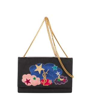 Yves Saint Laurent Bolsas Limited Edition Kate Stars and Clouds Medium Bolso bandolera en Negro/Multicolor Piel de becerro y Oro hardware. El producto esta en Excelentes Condiciones (A).
  Dimensiones: 23.5x15x5 cm 
  Accesorios incluidos: None
  Notas de Exterior: Marcas de clavos
Notas de Hardware: Arañazos
  BrandCo Paris encuentra artículos raros y en las mejores condiciones a precios increíbles. ¡Vale la pena tener paciencia! Compra con confianza: todos los artículos de BrandCo Paris son seleccionados y autenticados cuidadosamente por nuestro equipo de expertos.
  Todos los artículos vienen con un certificado de autenticidad y un embalaje entregado por BrandCo Paris.
  Tabla de clasificación de la condición del artículo
  N (como nuevo)
  AA (perfecto estado)
  A (excelente estado)
  AB (muy buen estado)
  B (bueno/regular)