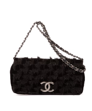 Chanel Bolsas Moscow Single Flap  Bolso bandolera en Negro Lienzo y Plata hardware. El producto esta en Excelentes Condiciones (A).
  Dimensiones: 25x12x6 cm 
  Accesorios incluidos: Sticker
  
  BrandCo Paris encuentra artículos raros y en las mejores condiciones a precios increíbles. ¡Vale la pena tener paciencia! Compra con confianza: todos los artículos de BrandCo Paris son seleccionados y autenticados cuidadosamente por nuestro equipo de expertos.
  Todos los artículos vienen con un certificado de autenticidad y un embalaje entregado por BrandCo Paris.
  Tabla de clasificación de la condición del artículo
  N (como nuevo)
  AA (perfecto estado)
  A (excelente estado)
  AB (muy buen estado)
  B (bueno/regular)