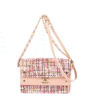 Chanel Bolsas Small CC Stud Double Flap  Bolso bandolera en Rosa/Melocotón Lienzo y Oro hardware. El producto esta en Perfectas Condiciones (AA).
  Dimensiones: 19x13x4 cm 
  Accesorios incluidos: Sticker
  
  BrandCo Paris encuentra artículos raros y en las mejores condiciones a precios increíbles. ¡Vale la pena tener paciencia! Compra con confianza: todos los artículos de BrandCo Paris son seleccionados y autenticados cuidadosamente por nuestro equipo de expertos.
  Todos los artículos vienen con un certificado de autenticidad y un embalaje entregado por BrandCo Paris.
  Tabla de clasificación de la condición del artículo
  N (como nuevo)
  AA (perfecto estado)
  A (excelente estado)
  AB (muy buen estado)
  B (bueno/regular)